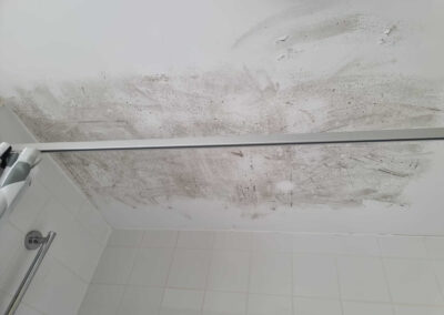 Missing insulation over bath causes mould